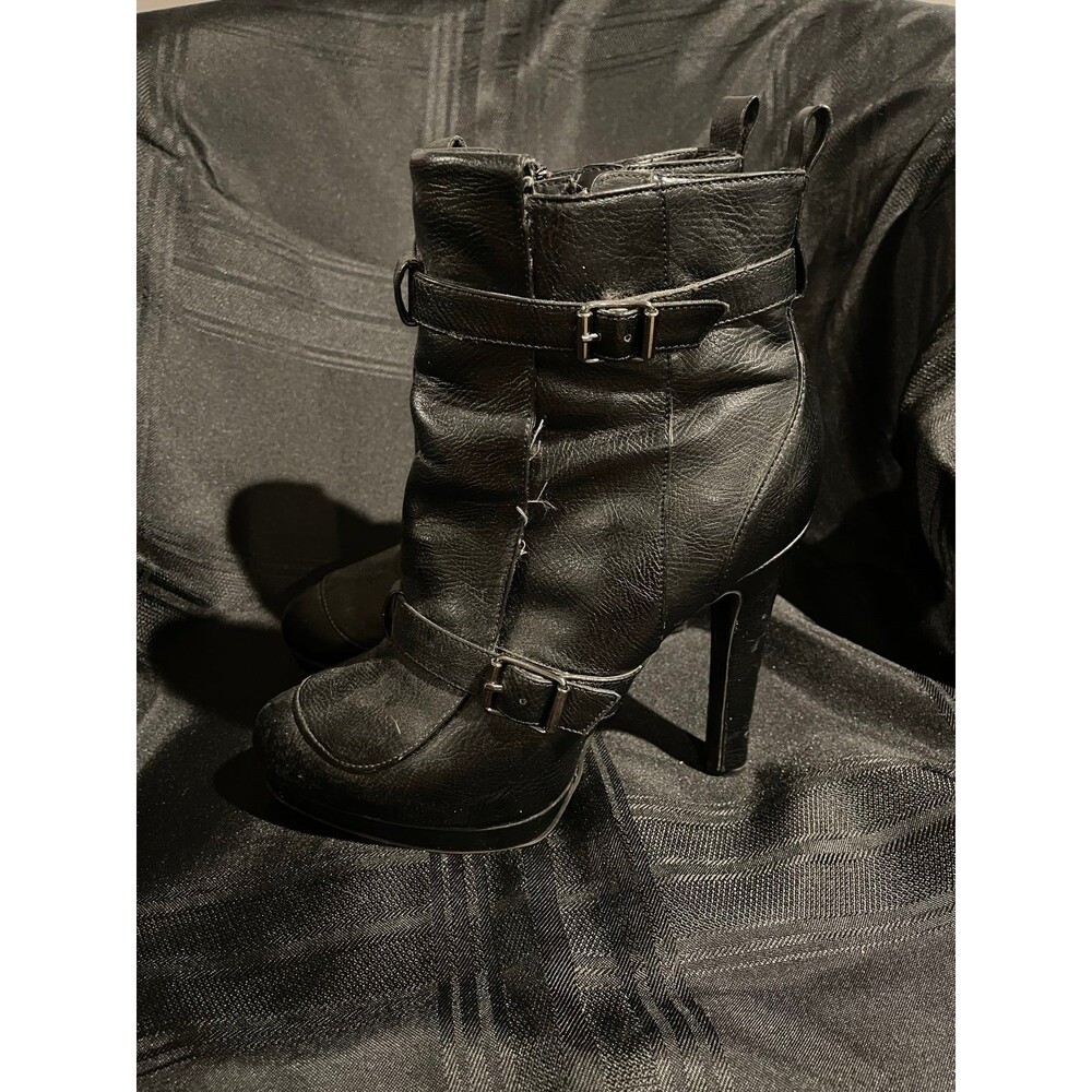 Vera Wang Boots